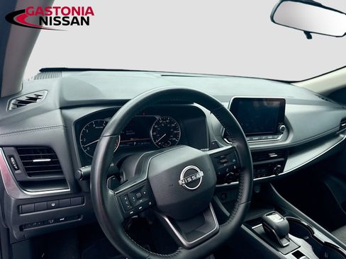 Used 2025 Nissan Rogue SV FWD image 11