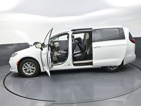 Used 2023 Chrysler Pacifica Touring-L image 36