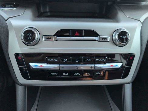 Used 2022 Ford Explorer XLT image 24