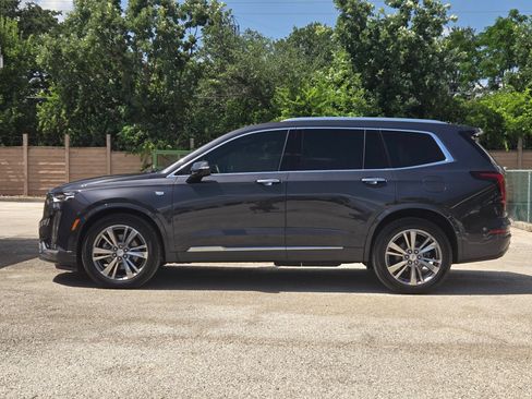 Used 2022 Cadillac XT6 Premium Luxury w/ Technology Package FWD image 6