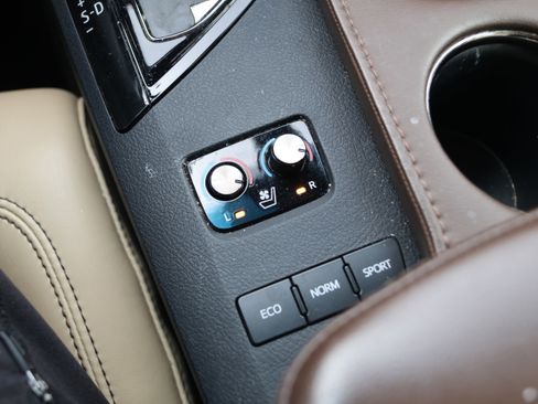 Used 2016 Toyota Avalon Limited image 28