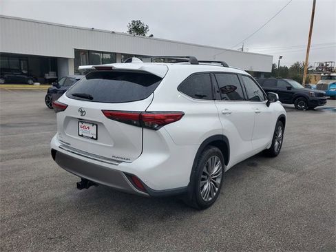Used 2022 Toyota Highlander Platinum image 2