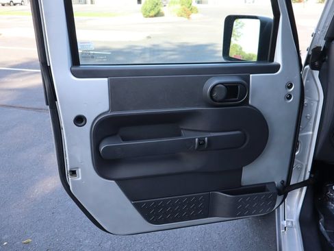 Used 2007 Jeep Wrangler Unlimited Rubicon w/ Dual Top Group AWD/4WD image 24