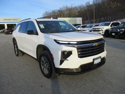 Certified 2025 Chevrolet Traverse LT image 3