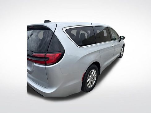 Used 2024 Chrysler Pacifica Touring-L FWD image 5