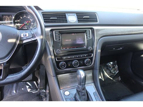 Used 2017 Volkswagen Passat 1.8T SE FWD image 20