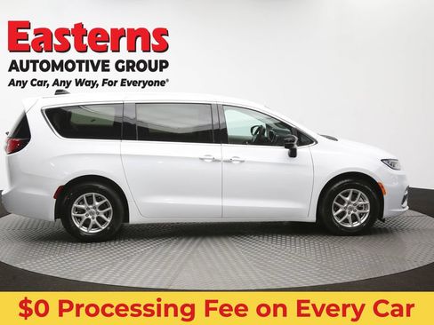 Used 2024 Chrysler Pacifica Touring-L FWD image 46