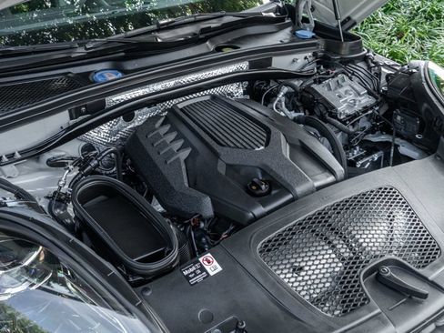 Used 2025 Porsche Macan AWD/4WD image 31