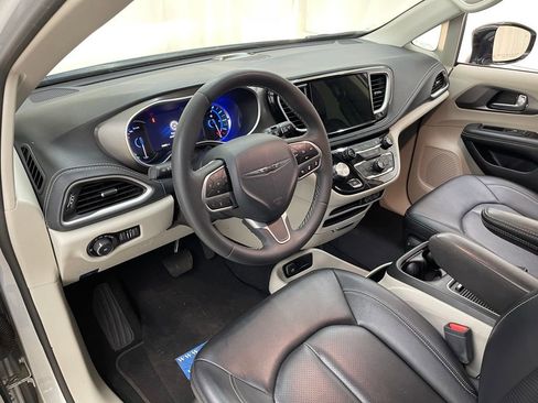 Used 2024 Chrysler Pacifica Select image 21