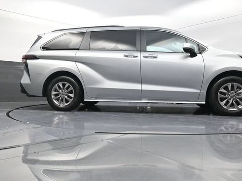 Used 2025 Toyota Sienna XLE FWD image 37