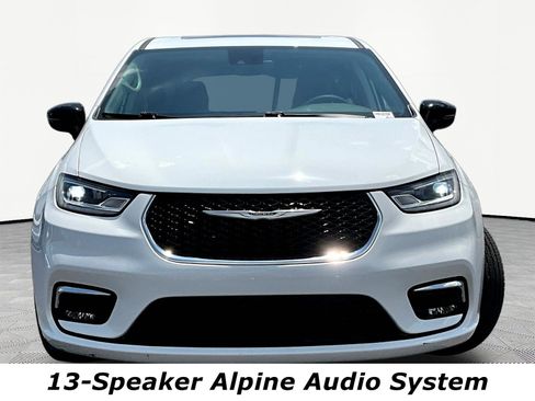 Used 2024 Chrysler Pacifica Limited FWD image 2