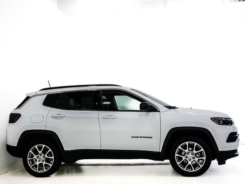 Used 2022 Jeep Compass Latitude w/ Sun and Sound Group AWD/4WD image 5