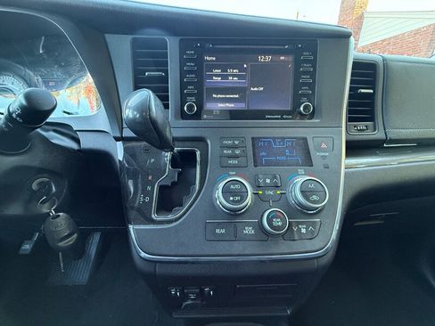 Used 2018 Toyota Sienna SE w/ Carpet Mat Package FWD image 18