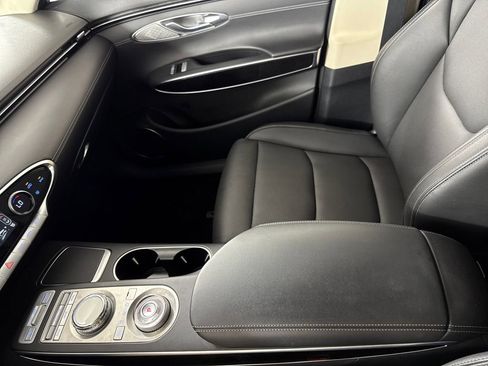 Certified 2022 Genesis GV70 2.5T image 20