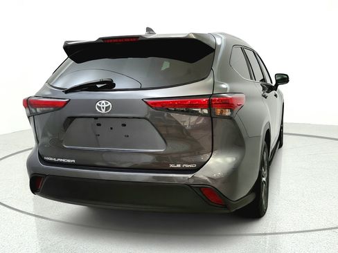 Used 2023 Toyota Highlander XLE AWD/4WD image 6