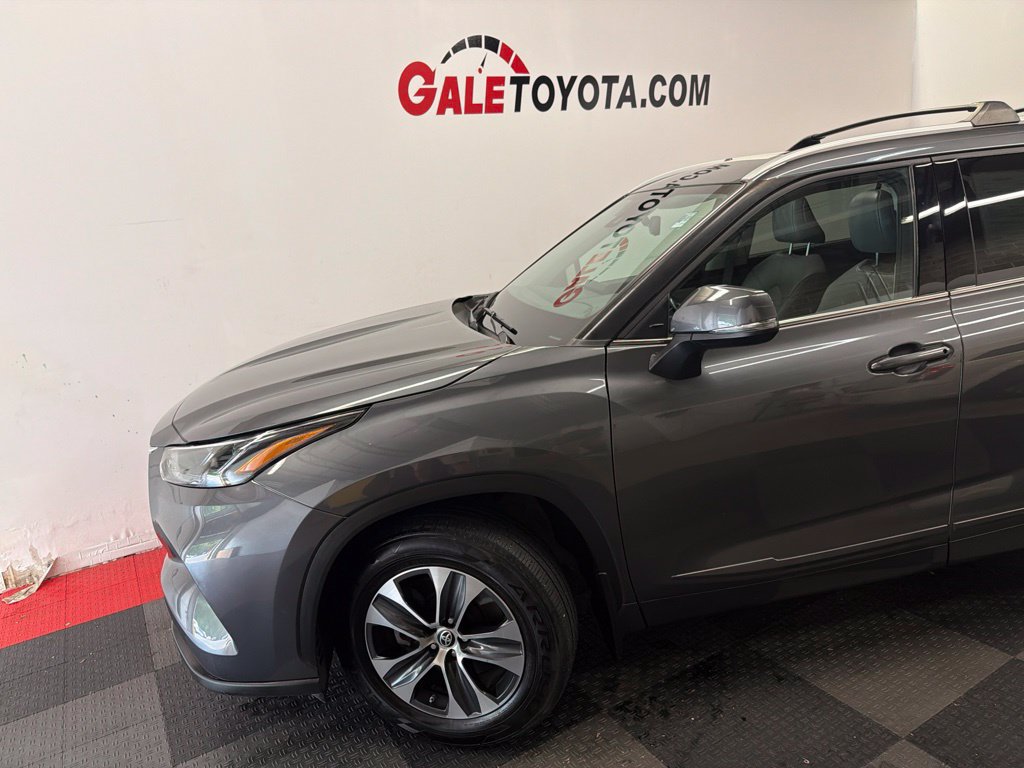 Used 2022 Toyota Highlander XLE AWD/4WD image 7