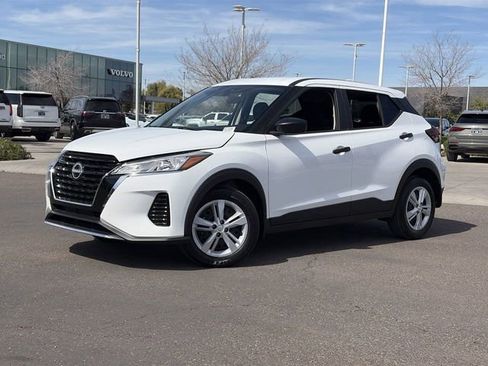 Used 2025 Nissan Kicks Play S image 2