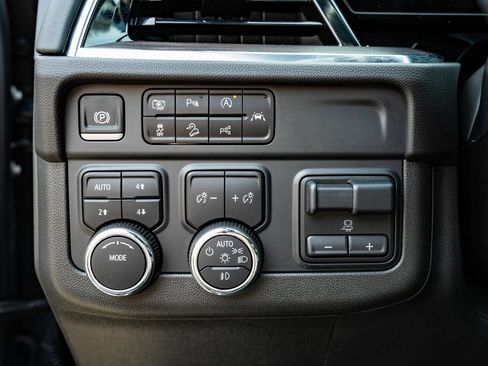 Used 2025 Chevrolet Suburban Z71 w/ Comfort Package image 44