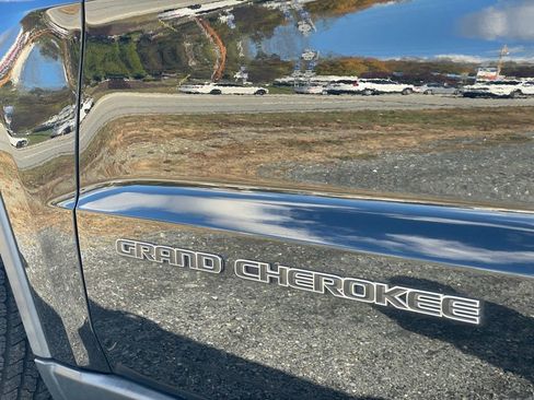 Used 2018 Jeep Grand Cherokee Limited image 31