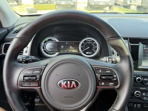 Used 2017 Kia Niro EX FWD image 32