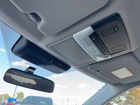 Used 2024 Mitsubishi Outlander SE image 25