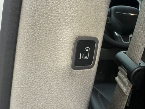 Used 2024 Chrysler Pacifica Touring-L image 31