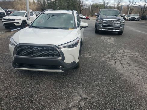 Used 2023 Toyota Corolla Cross XLE w/ Convenience Package image 2