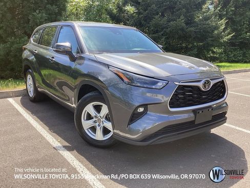 Used 2023 Toyota Highlander LE FWD image 1
