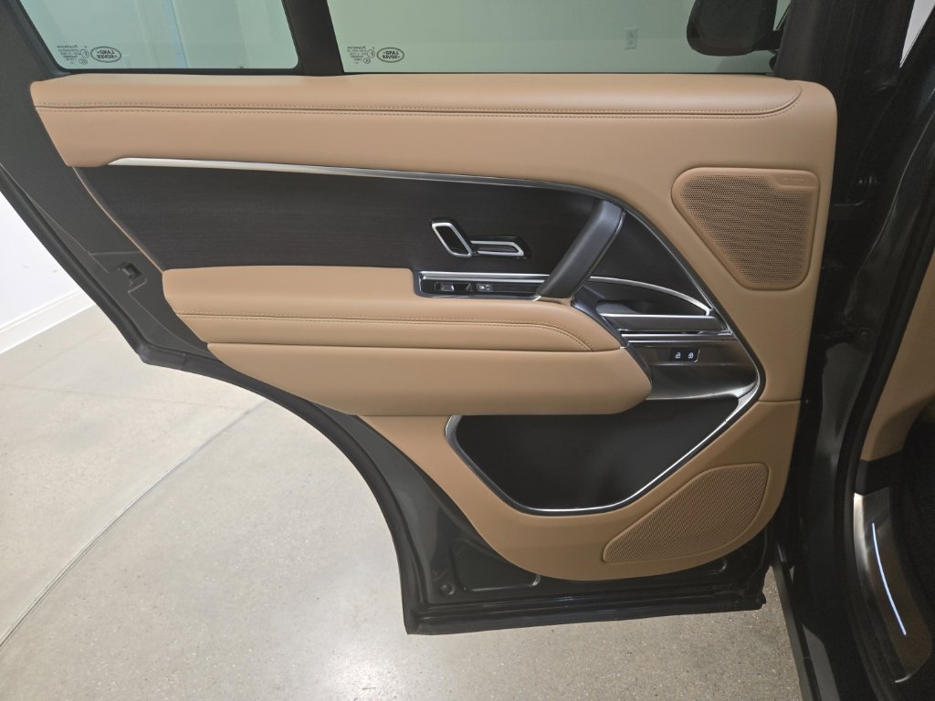 Certified 2025 Land Rover Range Rover SE AWD/4WD image 23