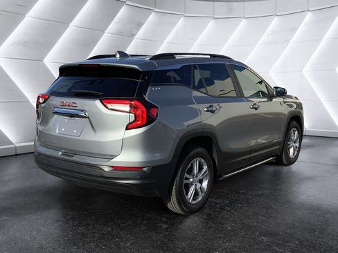 Used 2024 GMC Terrain SLE w/ Driver Convenience Package image 4