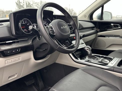 Used 2024 Kia Carnival EX image 8