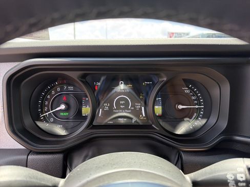 Used 2025 Jeep Wrangler Unlimited Sahara AWD/4WD image 18