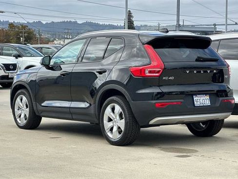 Used 2022 Volvo XC40 T5 Momentum image 5
