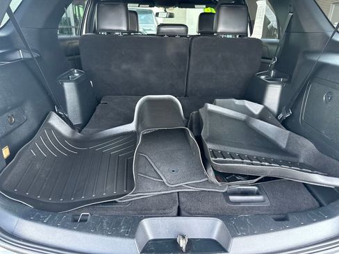 Used 2018 Ford Explorer XLT w/ Equipment Group 202A image 7