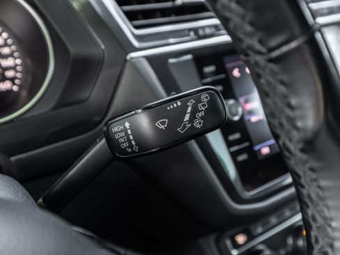 Used 2018 Volkswagen Tiguan SE FWD image 58