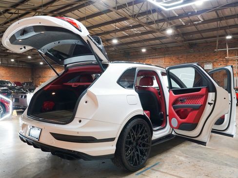 Used 2022 Bentley Bentayga AWD/4WD image 30