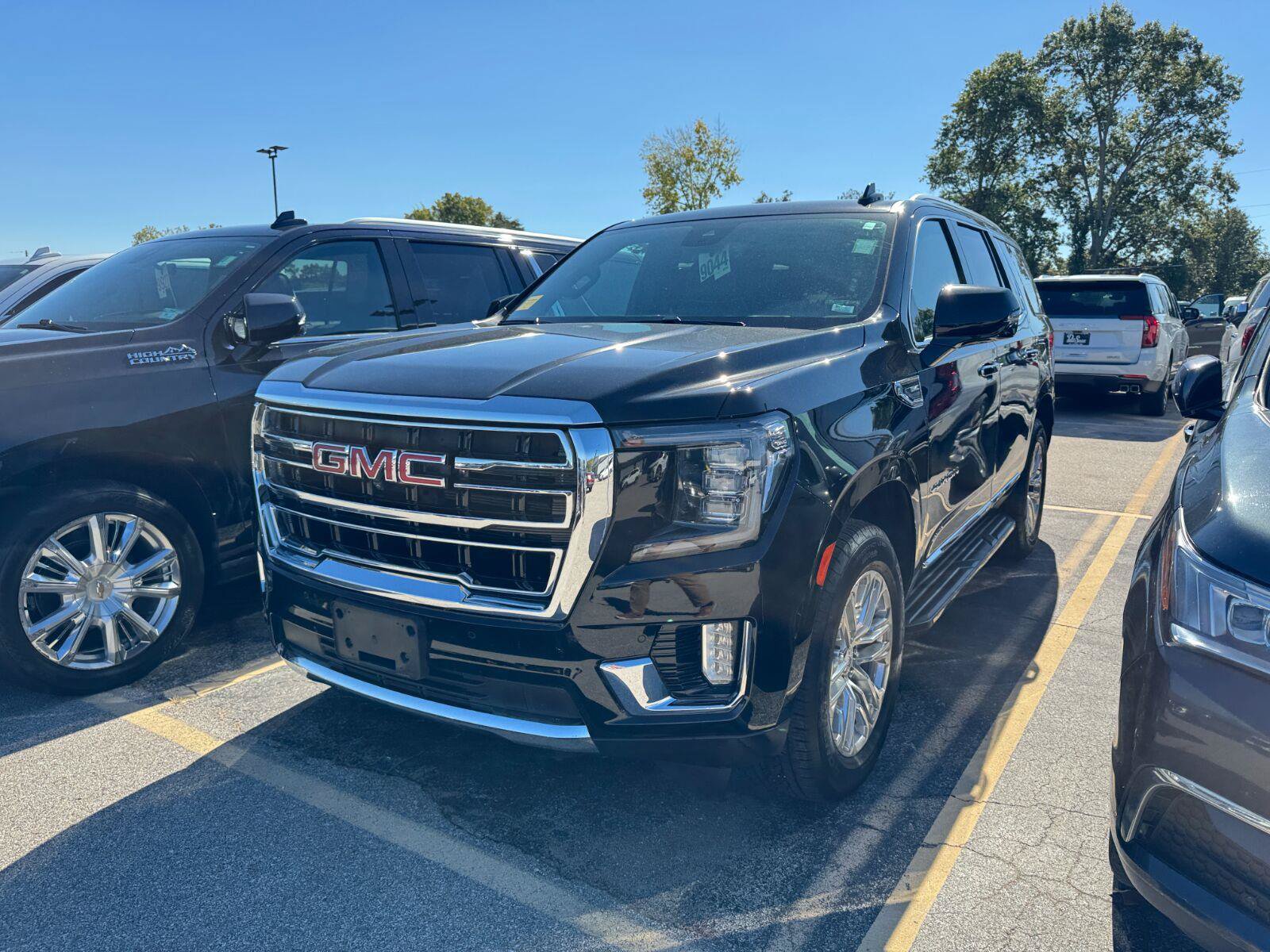 Used 2024 GMC Yukon SLT w/ SLT Luxury Package AWD/4WD image 2