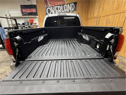 Used 2019 Toyota Tacoma TRD Off-Road w/ TRD Premium Off Road Package AWD/4WD image 13