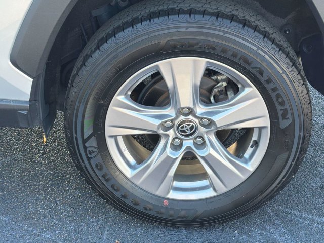 Used 2025 Toyota RAV4 XLE AWD/4WD image 12