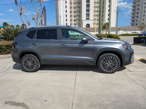 New 2026 Volkswagen Taos SE image 3