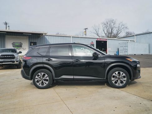 Used 2021 Nissan Rogue SV image 3