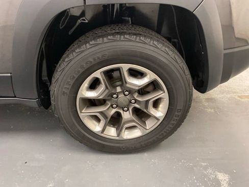 Used 2019 Jeep Cherokee Trailhawk AWD/4WD image 23