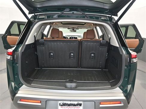 Used 2024 Nissan Pathfinder Platinum image 16