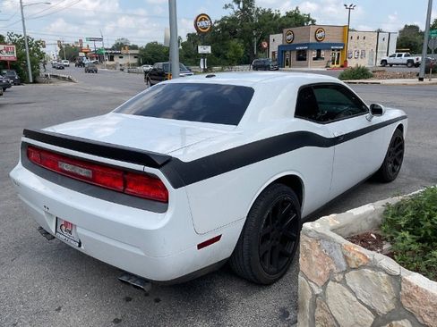 Used 2011 Dodge Challenger R/T RWD image 4