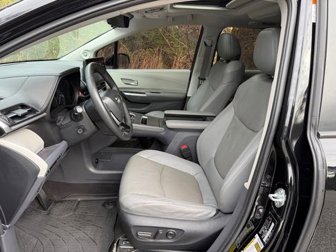 Used 2023 Toyota Sienna Limited image 11