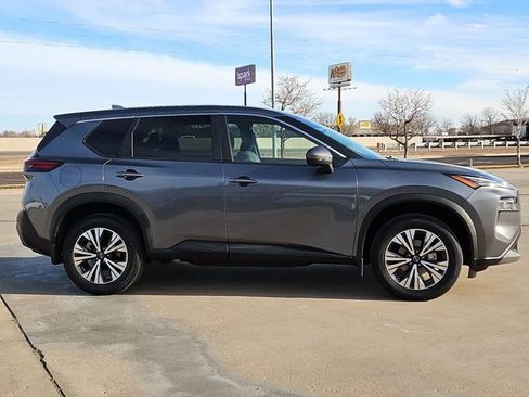 Used 2022 Nissan Rogue SV image 4