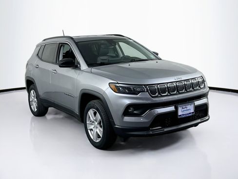 Used 2022 Jeep Compass Latitude w/ Convenience Group AWD/4WD image 3
