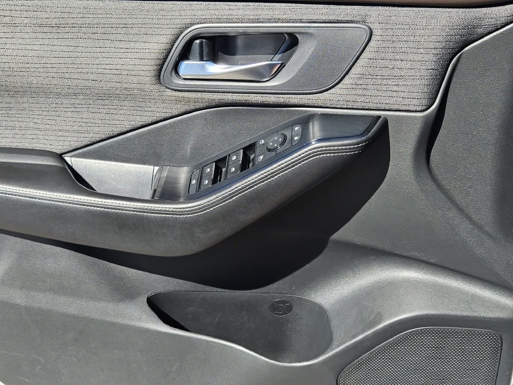 Used 2022 Nissan Rogue SV FWD image 16