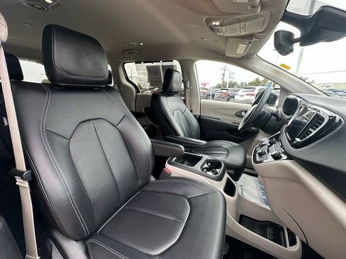 Used 2024 Chrysler Pacifica Touring-L image 29