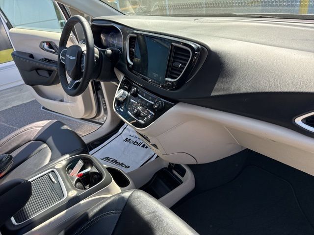 Used 2024 Chrysler Pacifica Touring-L FWD image 29